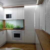 Акриловый фартук на кухне с глянцевыми фасадами