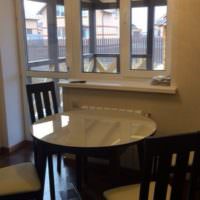 Круглый обеденный стол на кухне частного дома