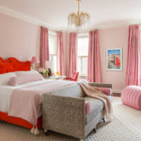 Интерьер розовой спальни с классической люстрой