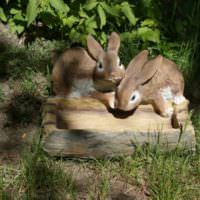 Фигурки зайцев с кормушкой для украшения садового участка