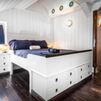 Кровать с выдвижными ящиками в морском интерьере