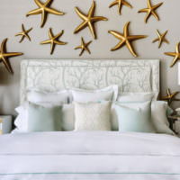 Морские звезды над изголовьем кровати