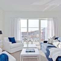 Сочетание синего цвета с белым в гостиной морской стилистики