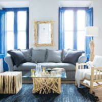 Синие оконные рамы в гостиной частного дома