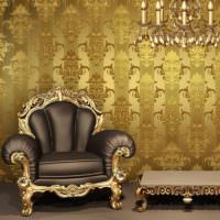 Кожаное кресло с золотой отделкой