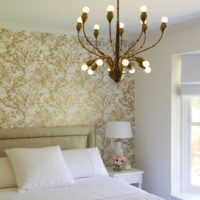 Кровать с белым текстилем и люстра с открытыми лампами