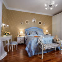 Голубое постельное белье в спальне с деревянным полом