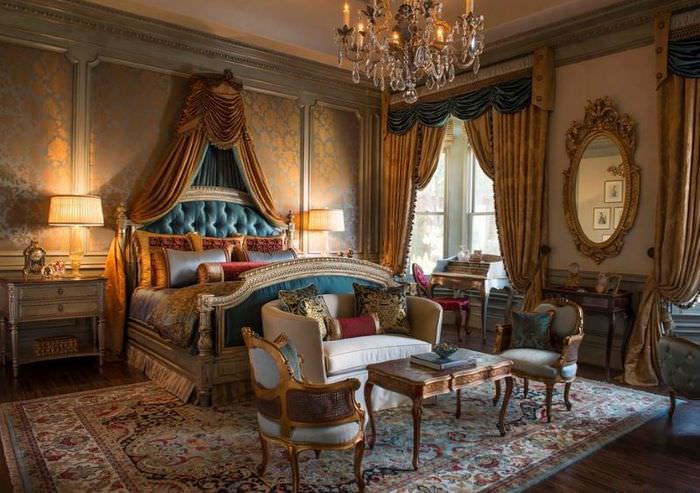 Богатый интерьер спальни классического стиля с темно-золотыми обоями