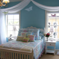 Белая кровать в голубой детской