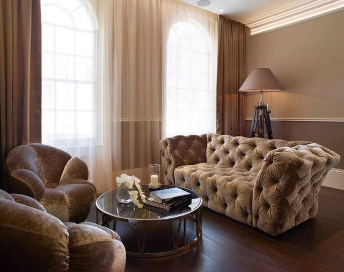 Мягкая мебель с коричневой обивкой в интерьере современной гостиной