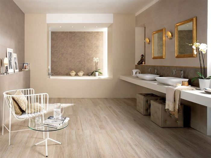 Интерьер ванной комнаты в коричневом и бежевом цветах