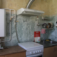 Открытое размещение газовой колонки на кухне старого дома