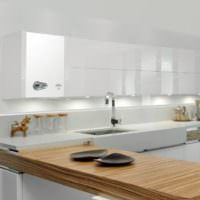 Интерьер белой кухни с газовой колонкой