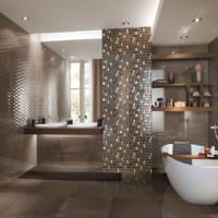 Стеклянная мозаика нас= стене ванной комнаты