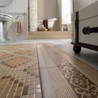 Керамическая мозаика на полу ванной комнаты