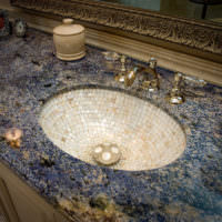 Раковина в ванной из мозаичной плитки