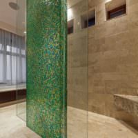 Перегородка в ванной с облицовкой зеленой мозаикой