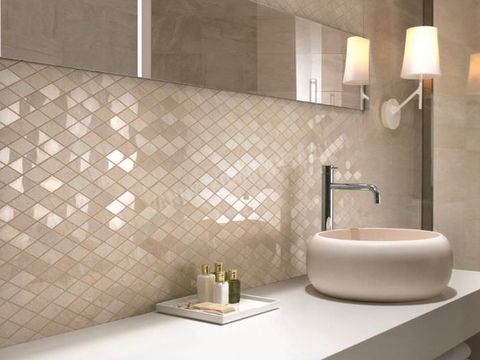 Дизайн интерьера ванной комнаты в пастельных тонах с отделкой мозаикой