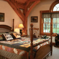 Пестрый текстиль на кровати в деревенской спальне