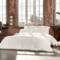 Белая кровать в спальне индустриального стиля