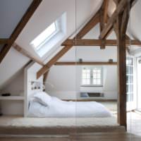 Белая спальне в мансарде немецкого дома