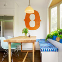 Стол в современном стиле на кухне частного дома