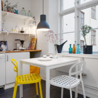 Желтый стул в белой кухне