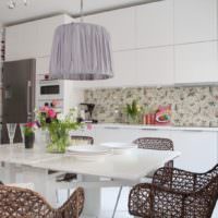 Плетенная мебель в кухне-гостиной