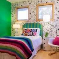 Зеленая стена в спальне частного дома