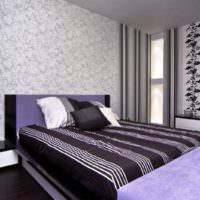 Кровать с полосатым текстилем в современной спальне