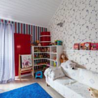 Интерьер детской комнаты в мансардном помещении