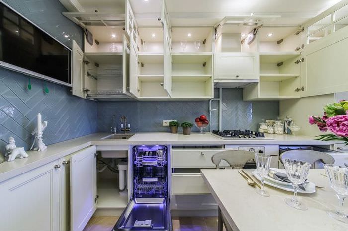 Кухонный гарнитур угловой планировки с открытыми дверцами