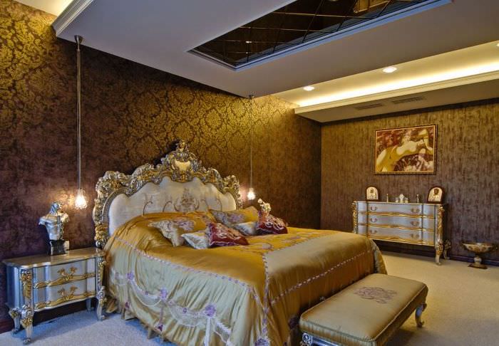 Интерьер богато оформленной спальни в классическом стиле