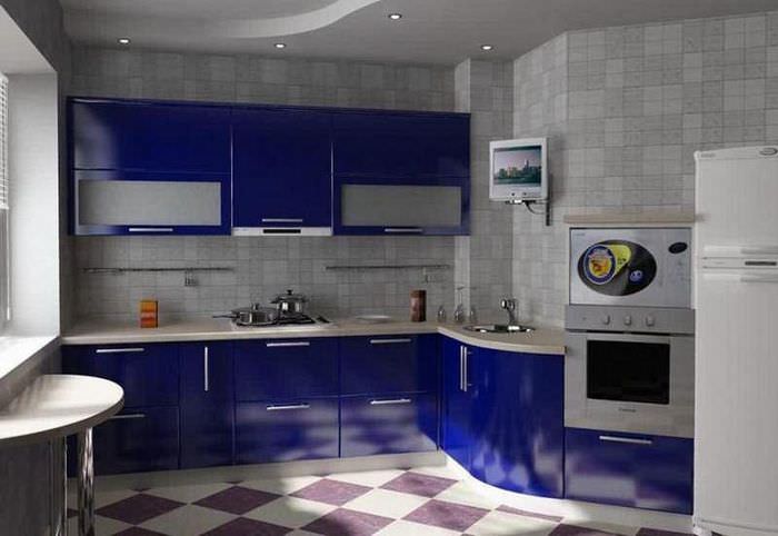 Кухонный гарнитур с синими глянцевыми фасадами