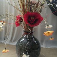 Красивые цветы в стеклянной напольной вазе