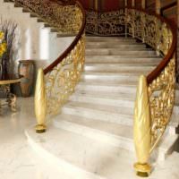 Лестница с золотыми перилами в частном доме