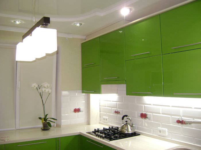 Интерьер белой кухни с зеленым гарнитуром