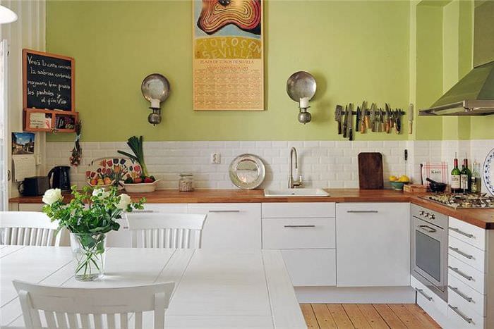 Интерьер кухни со стеной фисташкового цвета