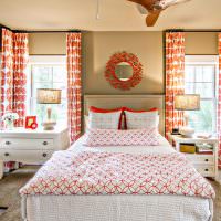 Красно-белый текстиль в оформлении спальни