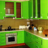 Яркий кухонный гарнитур с акриловыми фасадами