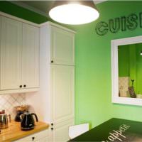 Зеркало на зеленой стене кухни