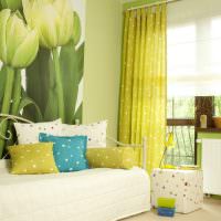 Фотообои с тюльпанами в светлой комнате