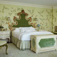 Классический интерьер спальни с зелеными обоями