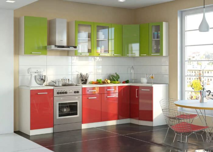 Красно-зеленый кухонный гарнитур в светлой комнате