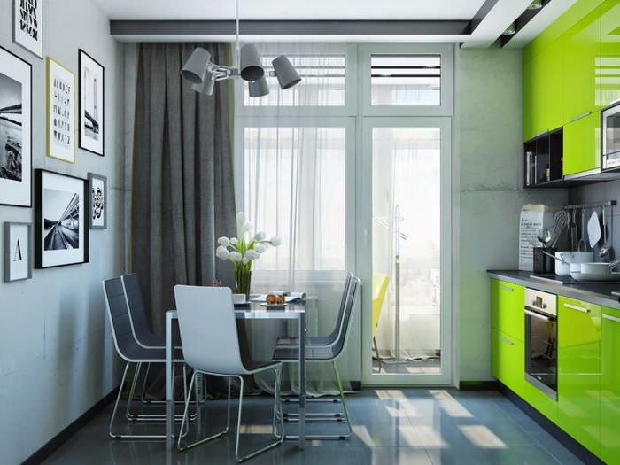 Серые шторы на кухне с зеленым гарнитуром