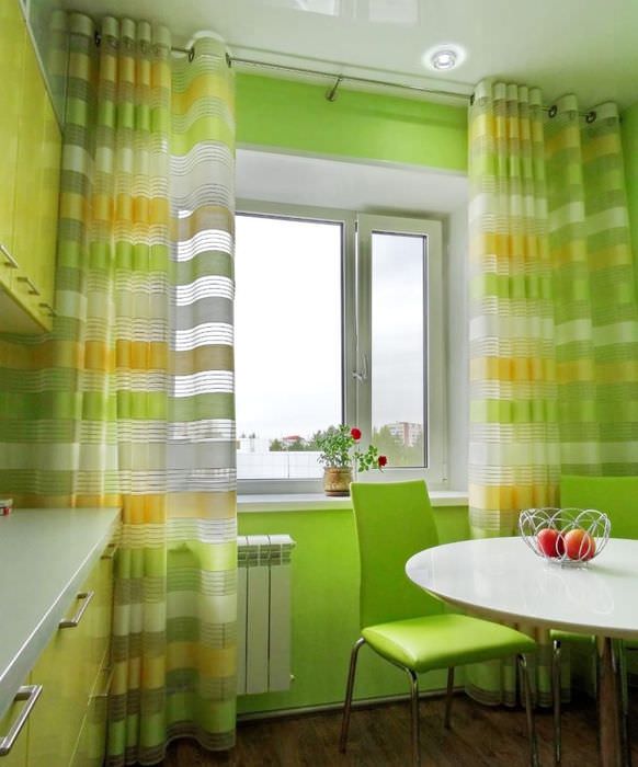 Выбор штор для кухни в зеленом цвете