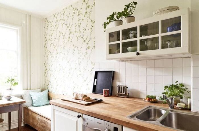 Дизайн небольшой кухни с вкраплениями зеленого цвета