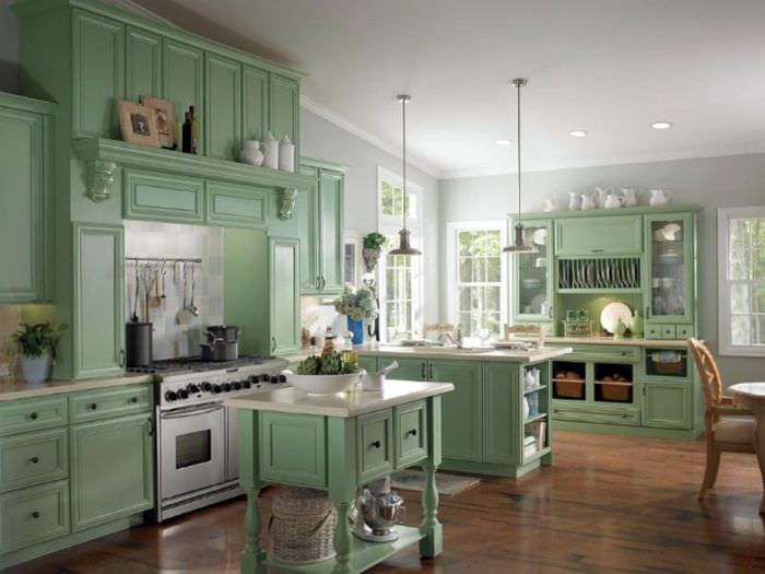 Интерьер кухни в зеленом цвете классического стиля