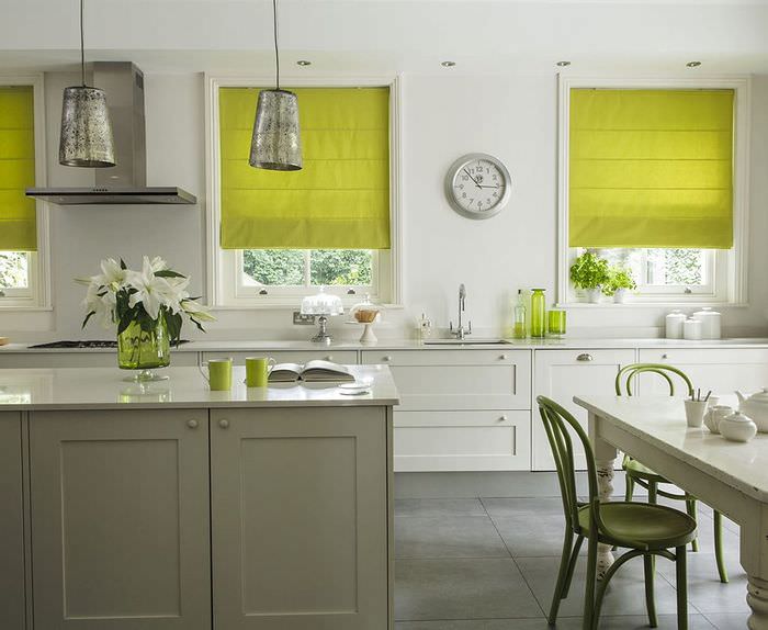 Светло-зеленые шторы в интерьере кухни загородного дома