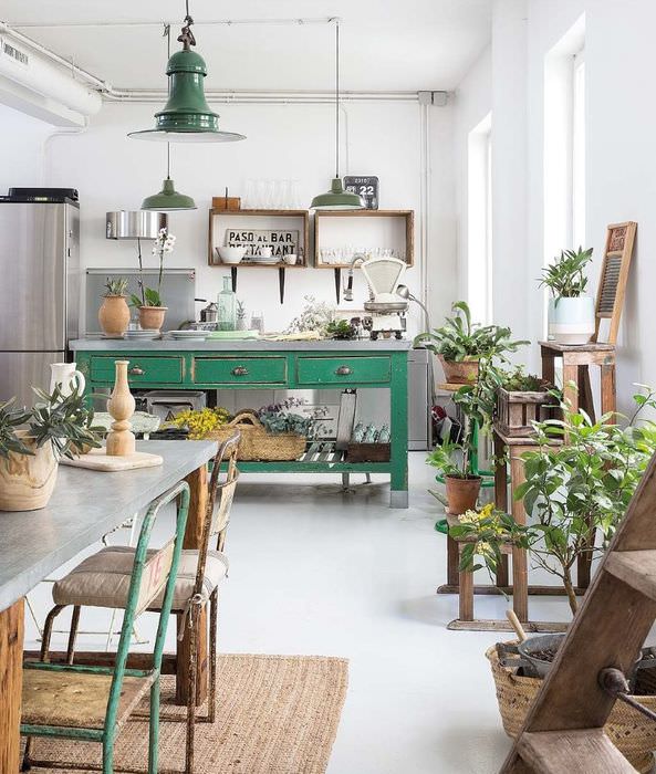 Зеленый стол в деревенской кухне